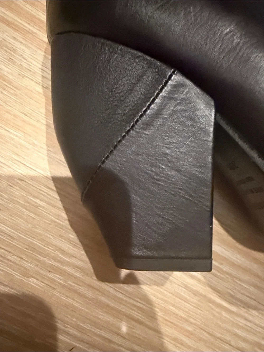 Vic Matie sleek black